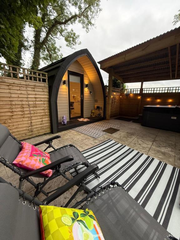 Patio nebo venkovní prostory v ubytování Paddock Pod - Sleeps 4 & Roofed Over Private Hot Tub & NEW SAUNA