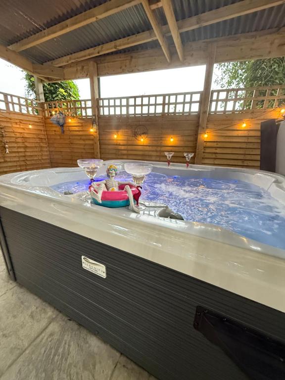 Fotografie z fotogalerie ubytování Paddock Pod - Sleeps 4 & Roofed Over Private Hot Tub & NEW SAUNA v destinaci Burnfoot