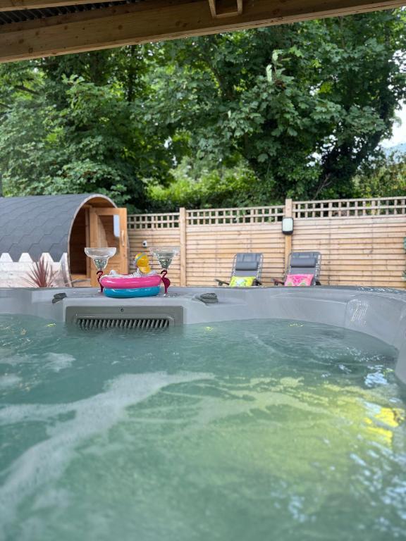 Bazén v ubytování Paddock Pod - Sleeps 4 & Roofed Over Private Hot Tub & NEW SAUNA nebo v jeho okolí