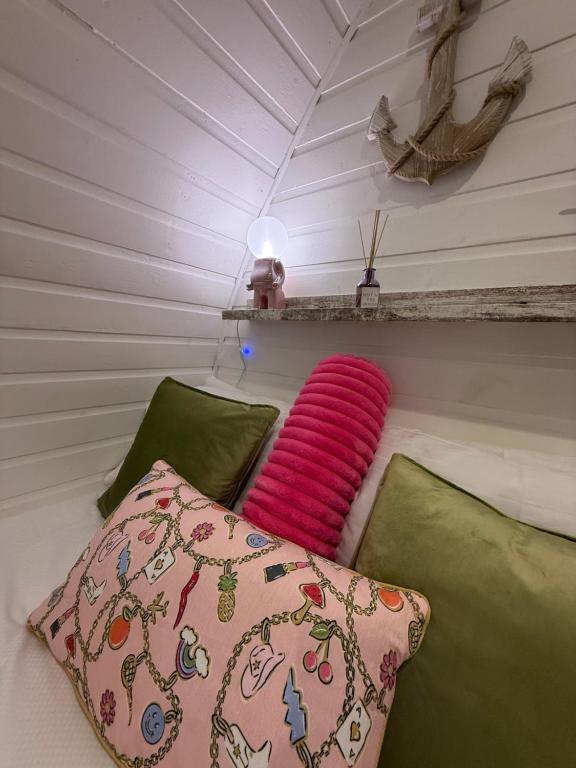 Posezení v ubytování Paddock Pod - Sleeps 4 & Roofed Over Private Hot Tub & NEW SAUNA