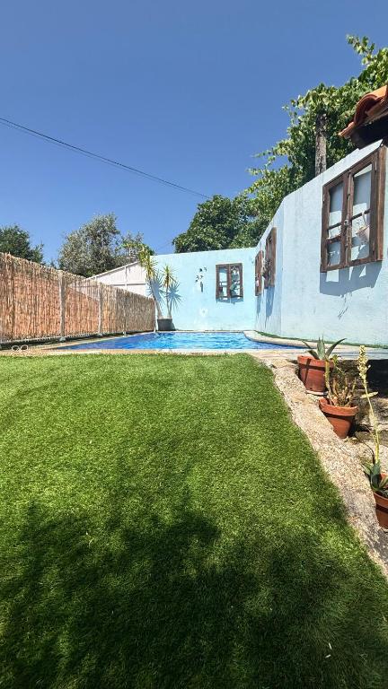 a house with a yard with green grass at Casa da Poça in Baião