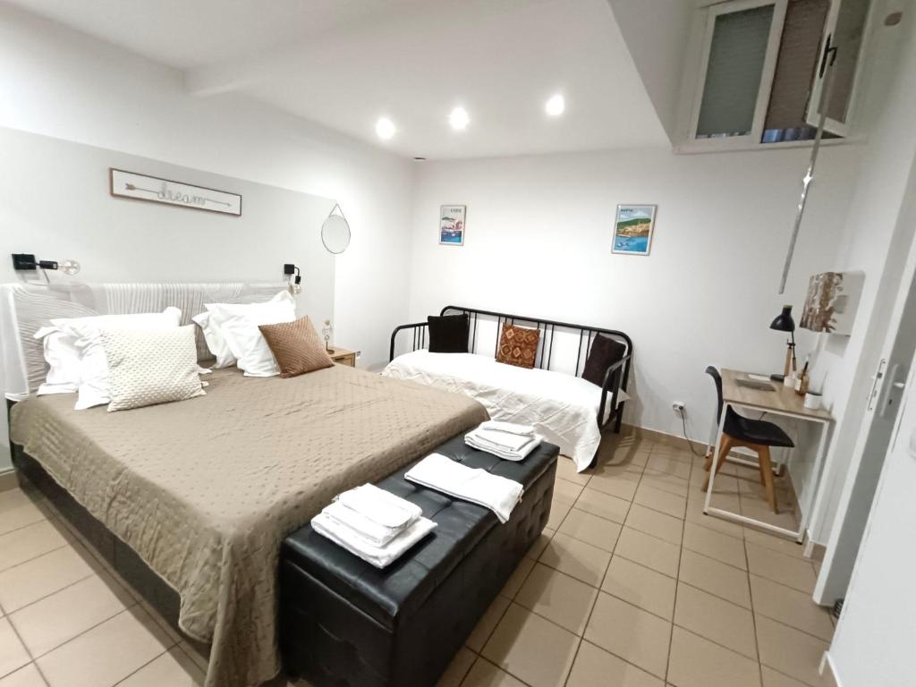 a bedroom with a bed and a desk in it at appartement centre historique in Bastia