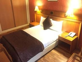 Postel nebo postele na pokoji v ubytování Charles Hotel
