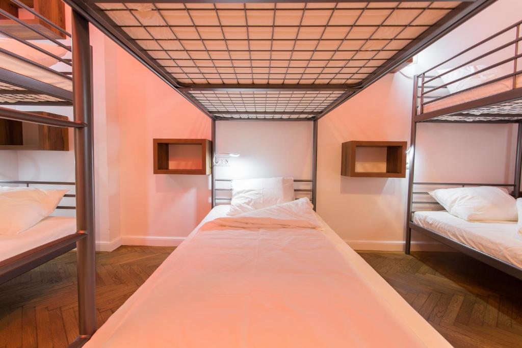 Postel nebo postele na pokoji v ubytování First Hostel