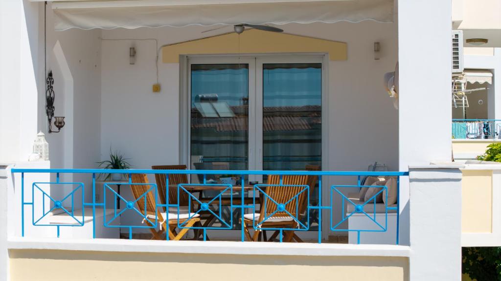 a balcony with chairs and tables on a house at Casa del mare in Avía