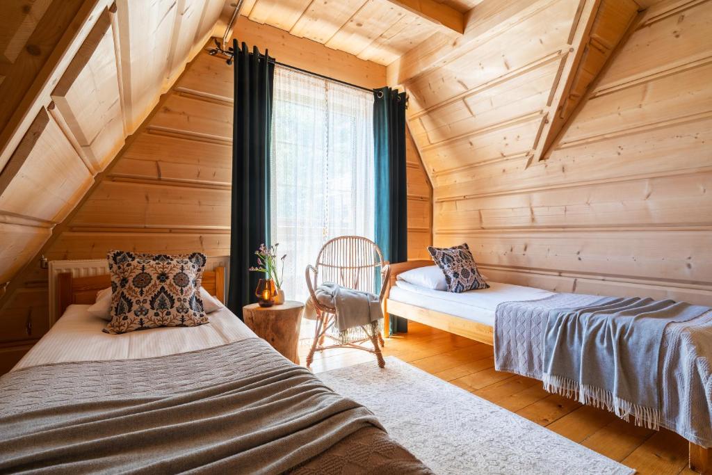 Posteľ alebo postele v izbe v ubytovaní GÓRALSKI DOMEK z kominkiem - Highlander Wooden House
