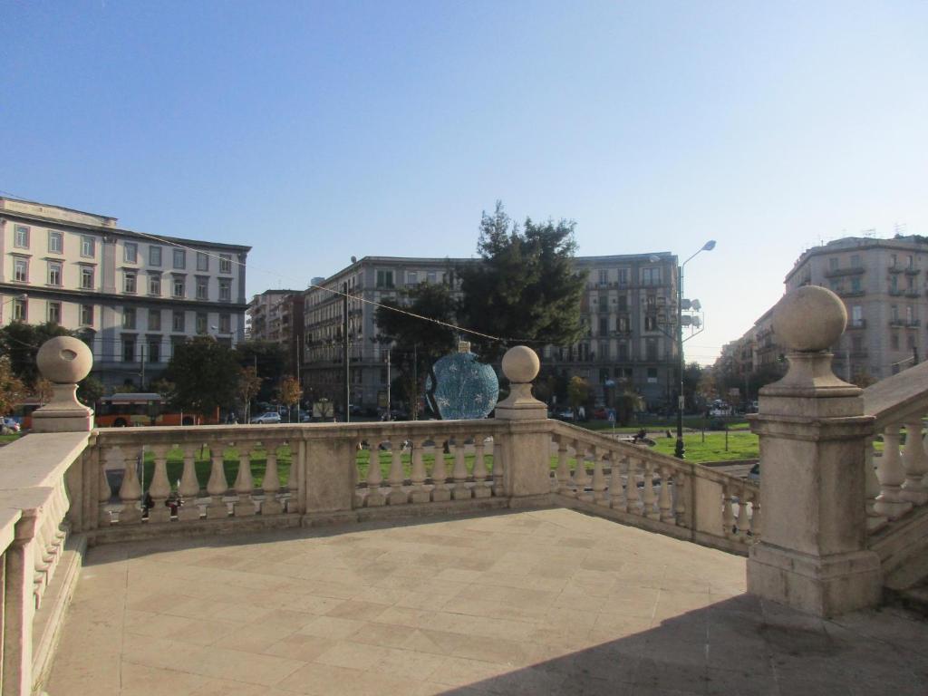 ナポリにあるNell'Antico Palazzo Salsiの背景橋