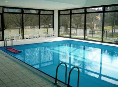 比奇的住宿－VVF Les Vosges Bitche，大楼内一个蓝色的大型游泳池