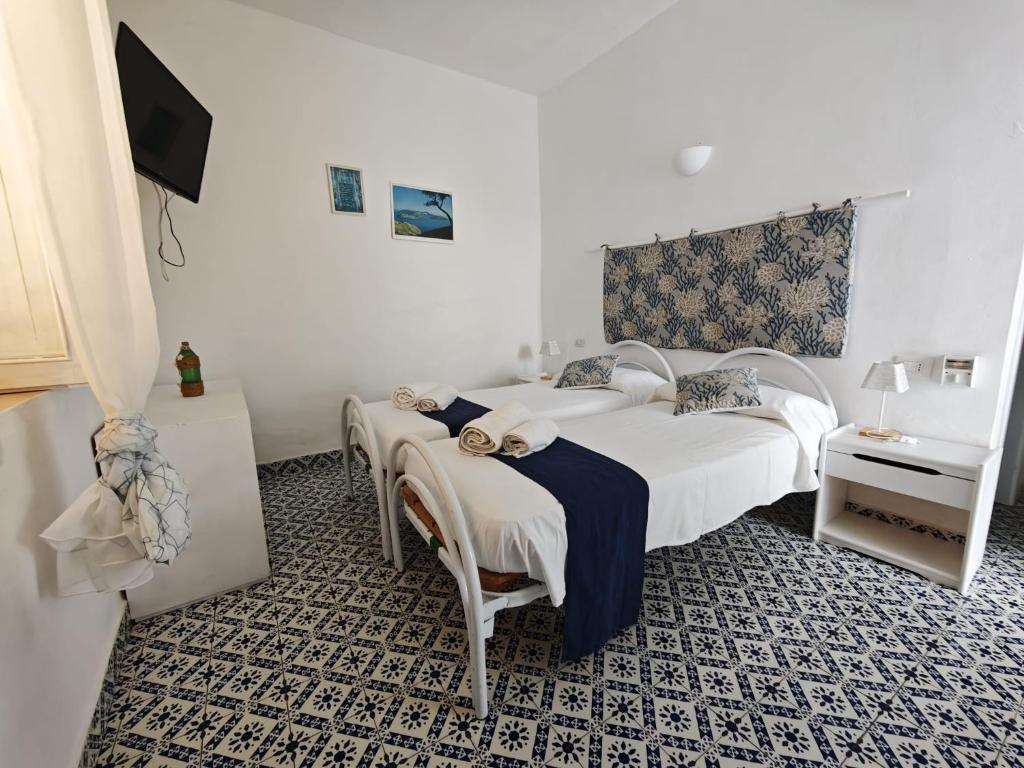 A bed or beds in a room at Hotel Rodà