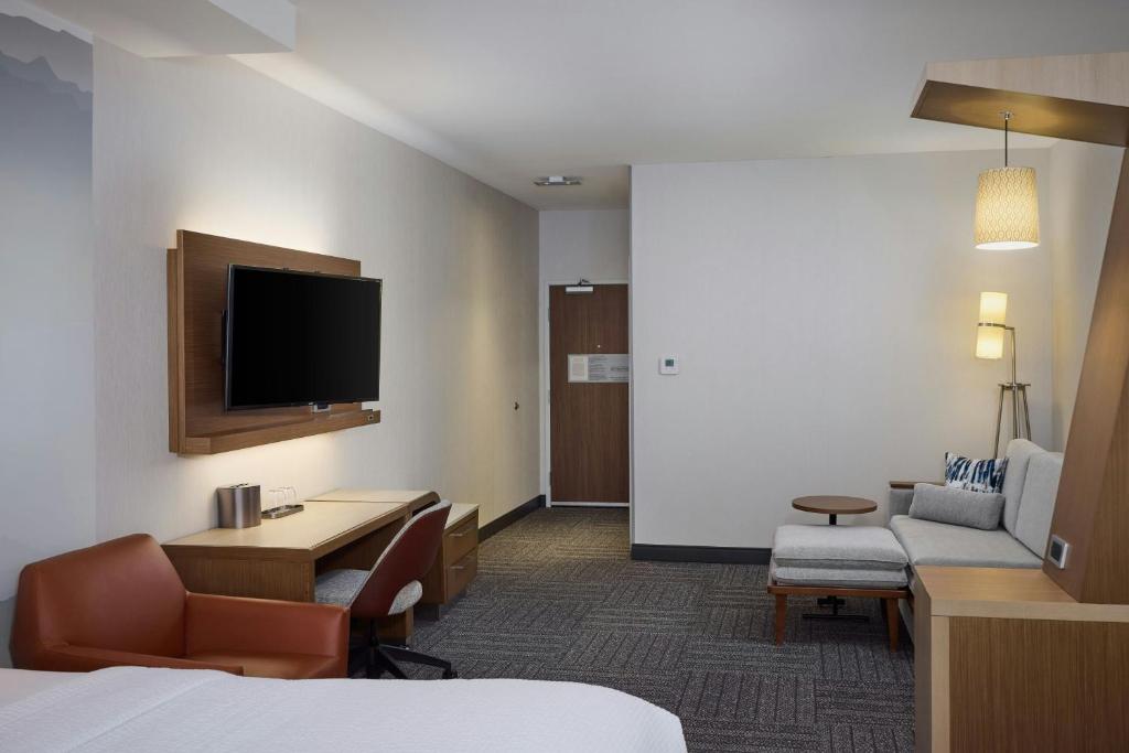 TV a/nebo společenská místnost v ubytování Courtyard by Marriott Denver Southwest/Littleton