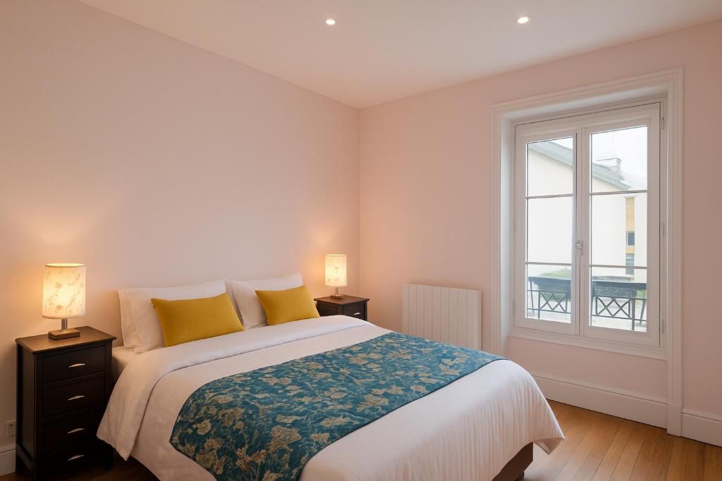 une chambre avec un lit avec des oreillers jaunes et une fenêtre dans l'établissement Eiffel Tower & Invalides - Cosy Quiet Appartement, à Paris
