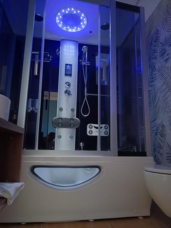 Bilik mandi di Luxury Rooms Bari