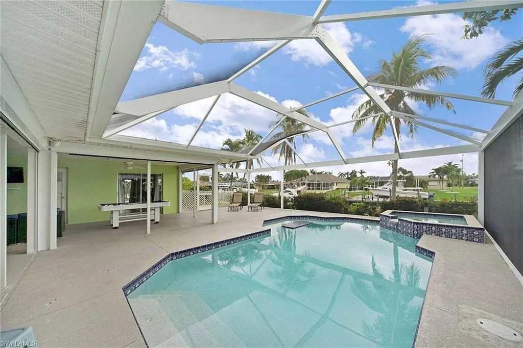 Aqua Vista Cape Coral Waterfront Haven في كيب كورال: مسبح داخلي بسقف مفتوح