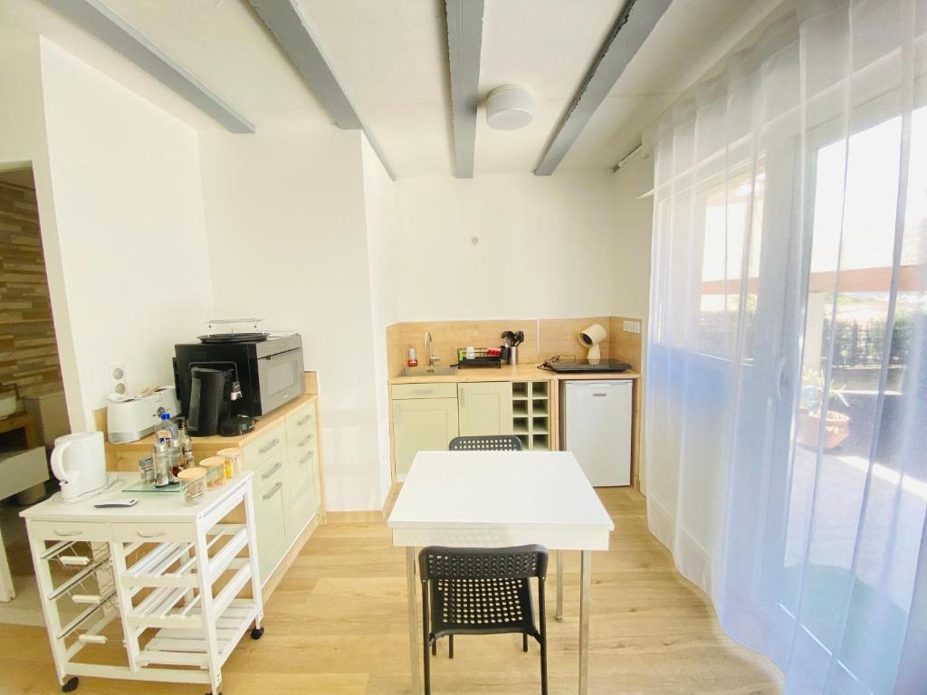 Kuchyň nebo kuchyňský kout v ubytování Studio Cosy, Rénové, Ecrin de calme & confort
