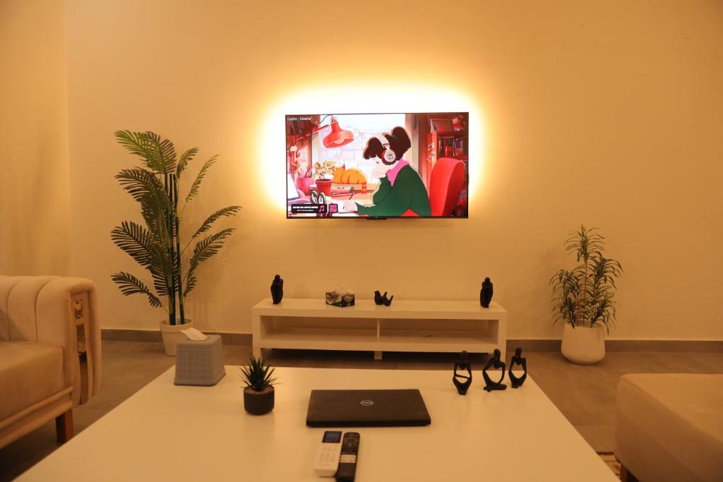 Μια τηλεόραση ή/και κέντρο ψυχαγωγίας στο Cozy 2BHK Apartment Self Check-in, Islamabad - Urban Loft