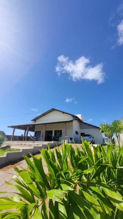 巴拉格兰德Casa obster barrinha的前面有绿色植物的房子