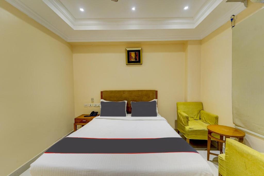 Postel nebo postele na pokoji v ubytování Super Hotel O G Silver Ashok Nagar