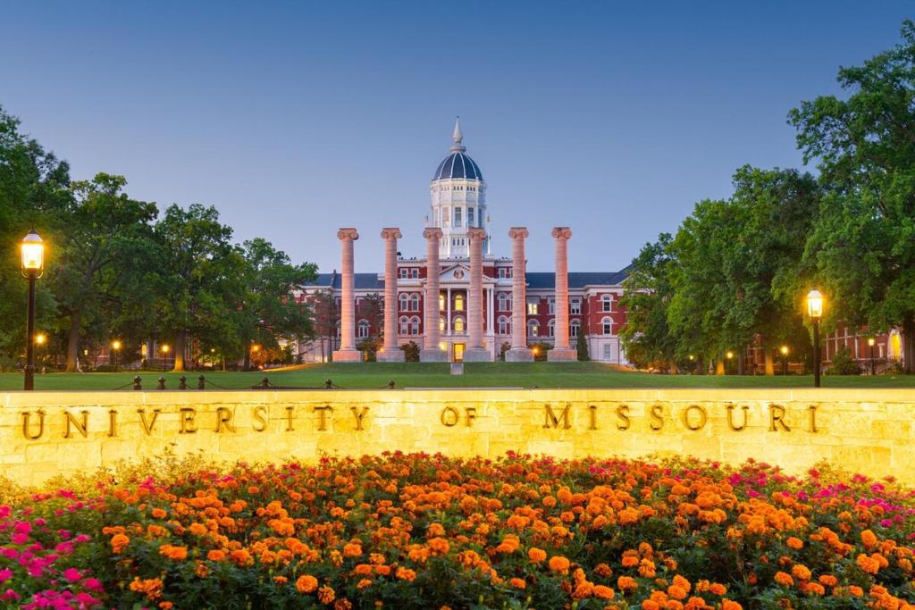 Jardín al aire libre en Mins to Hospitls District Mizzou