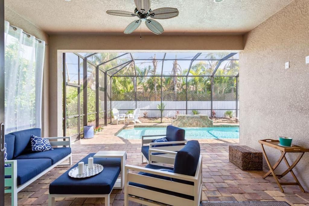sala de estar con muebles azules y piscina en 833 Perfect Naples - Pool - 3BR Near the Beach, en Naples