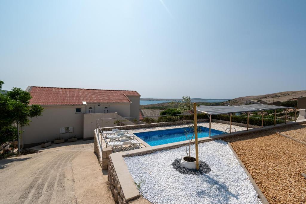 Bazén v ubytování Apartments with swimming pools Zubovici, Pag - 9365 nebo v jeho okolí