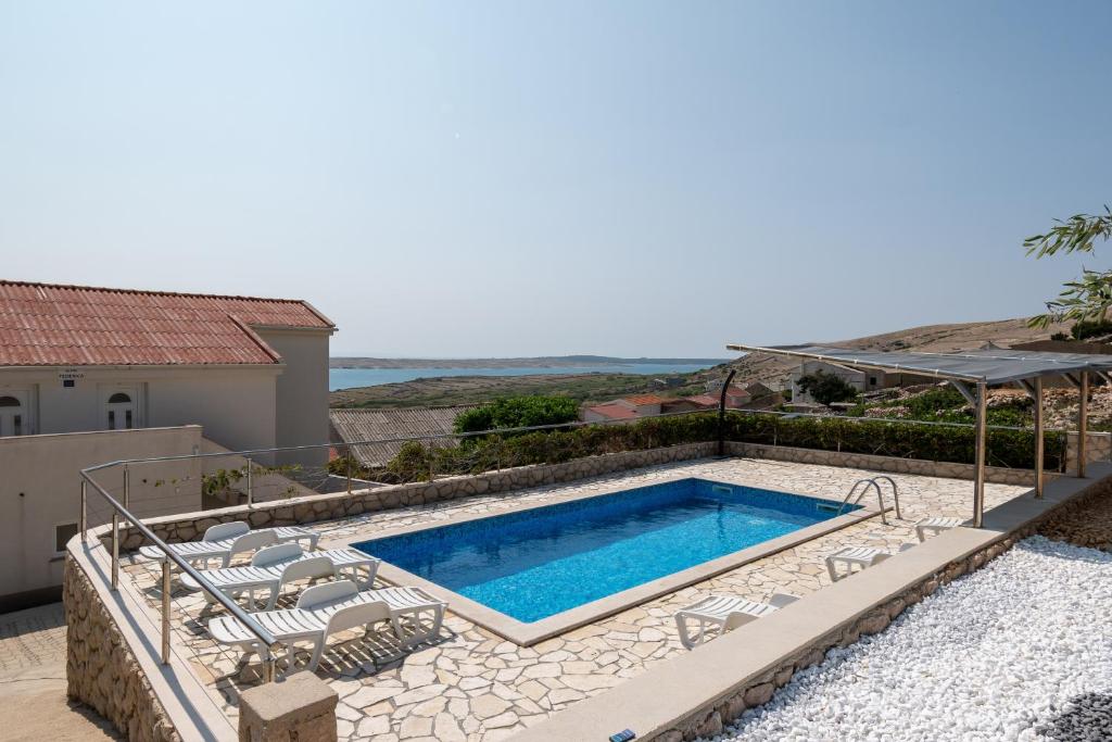Bazén v ubytování Apartments with swimming pools Zubovici, Pag - 9365 nebo v jeho okolí