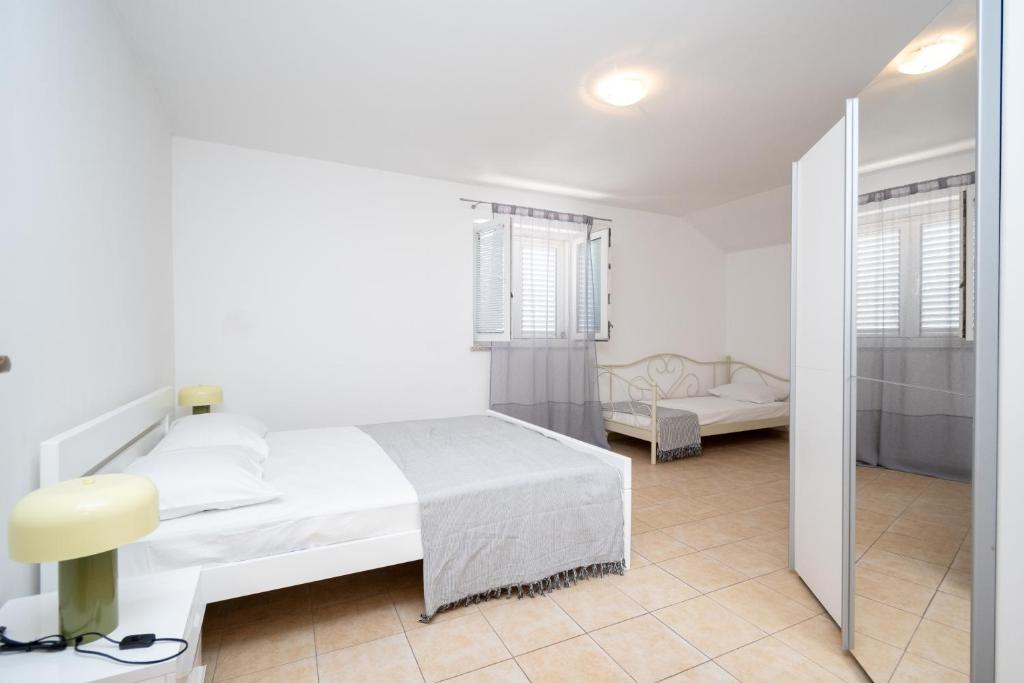 Postel nebo postele na pokoji v ubytování Apartments with swimming pools Zubovici, Pag - 9365