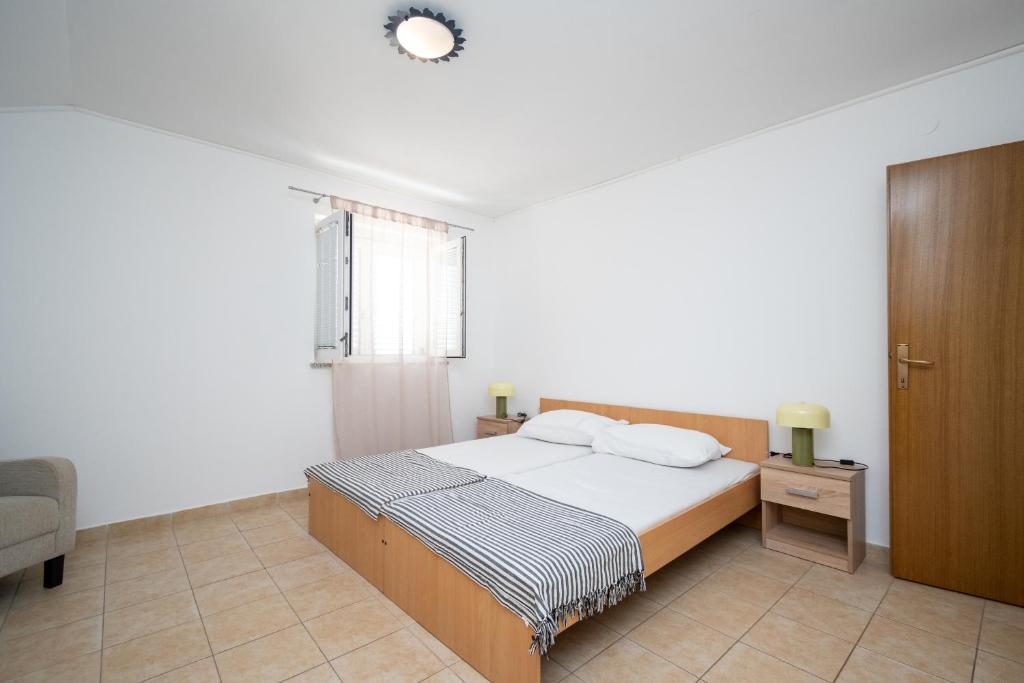 Postel nebo postele na pokoji v ubytování Apartments with swimming pools Zubovici, Pag - 9365
