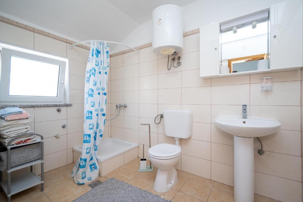 Koupelna v ubytování Apartments with swimming pools Zubovici, Pag - 9365