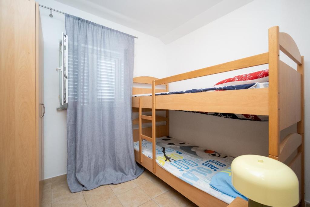 Postel nebo postele na pokoji v ubytování Apartments with swimming pools Zubovici, Pag - 9365