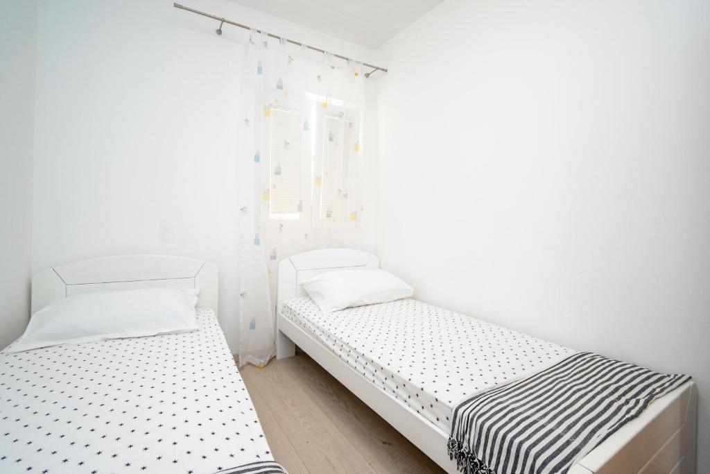 Postel nebo postele na pokoji v ubytování Apartments with swimming pools Zubovici, Pag - 9365