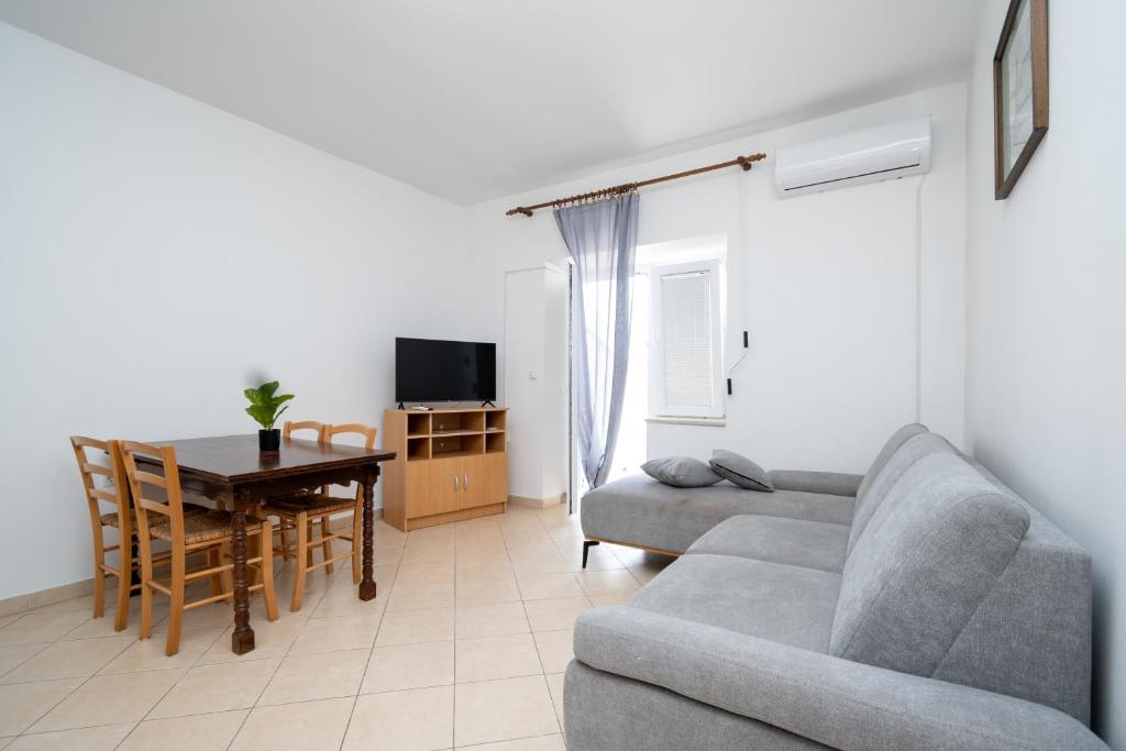 Posezení v ubytování Apartments with swimming pools Zubovici, Pag - 9365