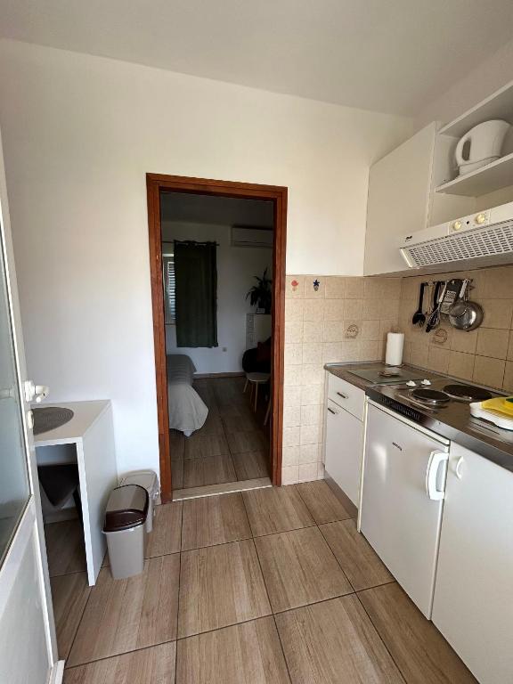 Kuchyň nebo kuchyňský kout v ubytování Apartment Orebic 10082c