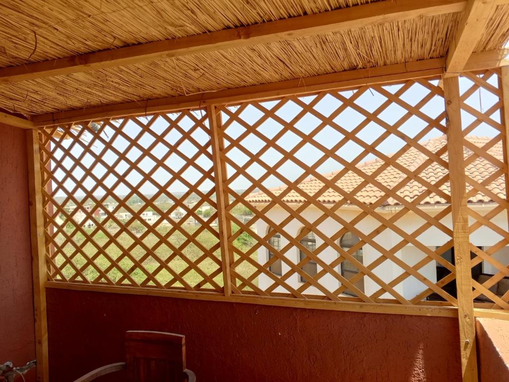 Una ventana enrejada en una habitación con una silla. en Villa Awa, en Rufisque