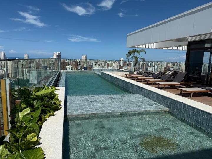 ein Schwimmbad auf dem Dach eines Gebäudes in der Unterkunft Beach Class Meireles Studio Mobiliado in Fortaleza