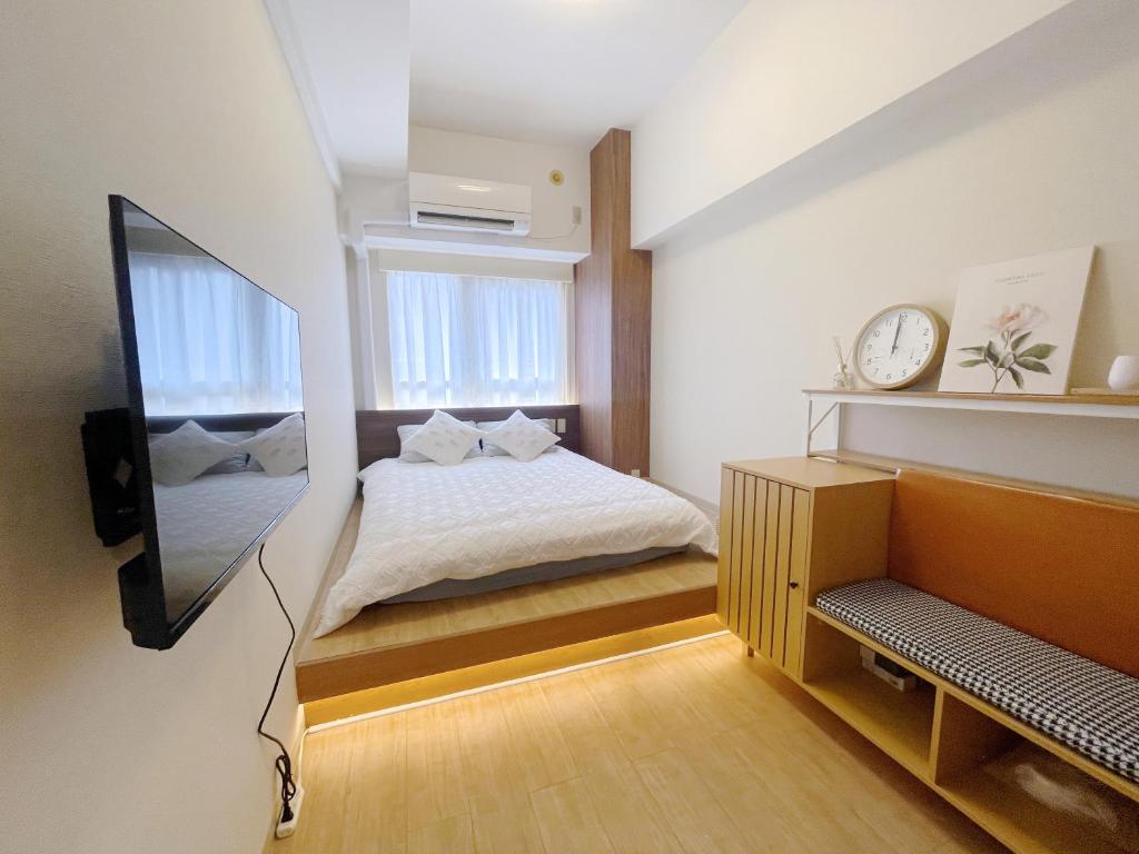 Postel nebo postele na pokoji v ubytování New 歌舞伎町222 東新宿駅徒歩9分 伊勢丹新宿徒歩 8分 新宿御苑徒歩14分