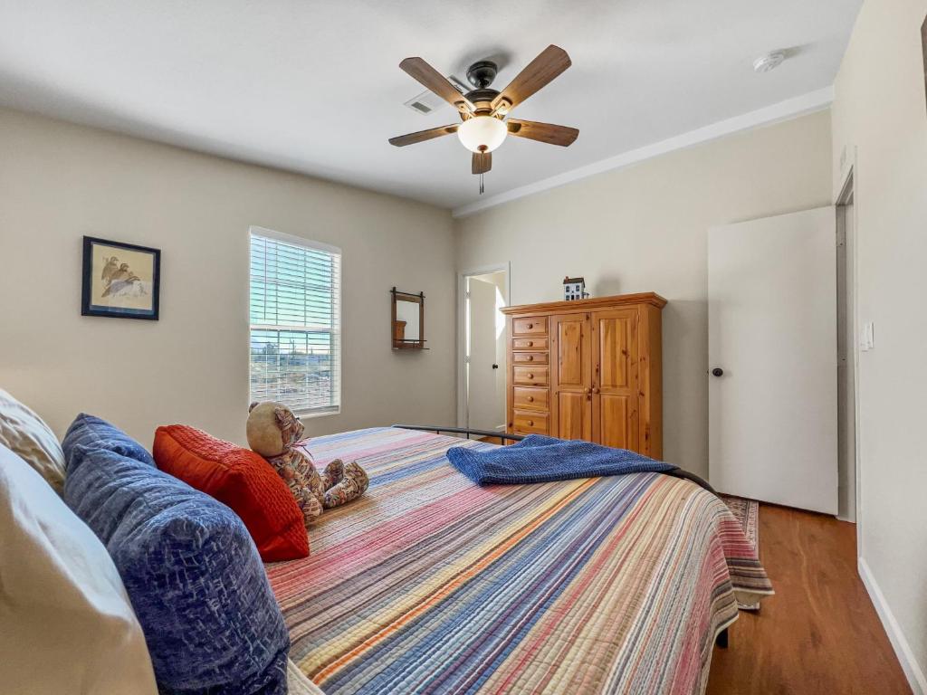 Ein Bett oder Betten in einem Zimmer der Unterkunft Old Whitmer Place Apache Junction