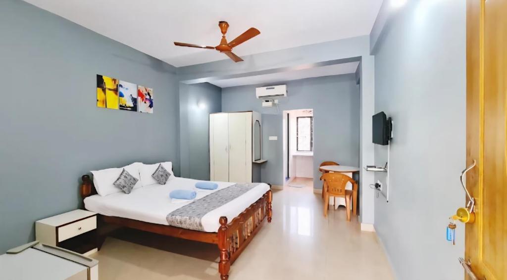 a bedroom with a bed and a ceiling fan at Jacksons Beach House Calangute in Calangute