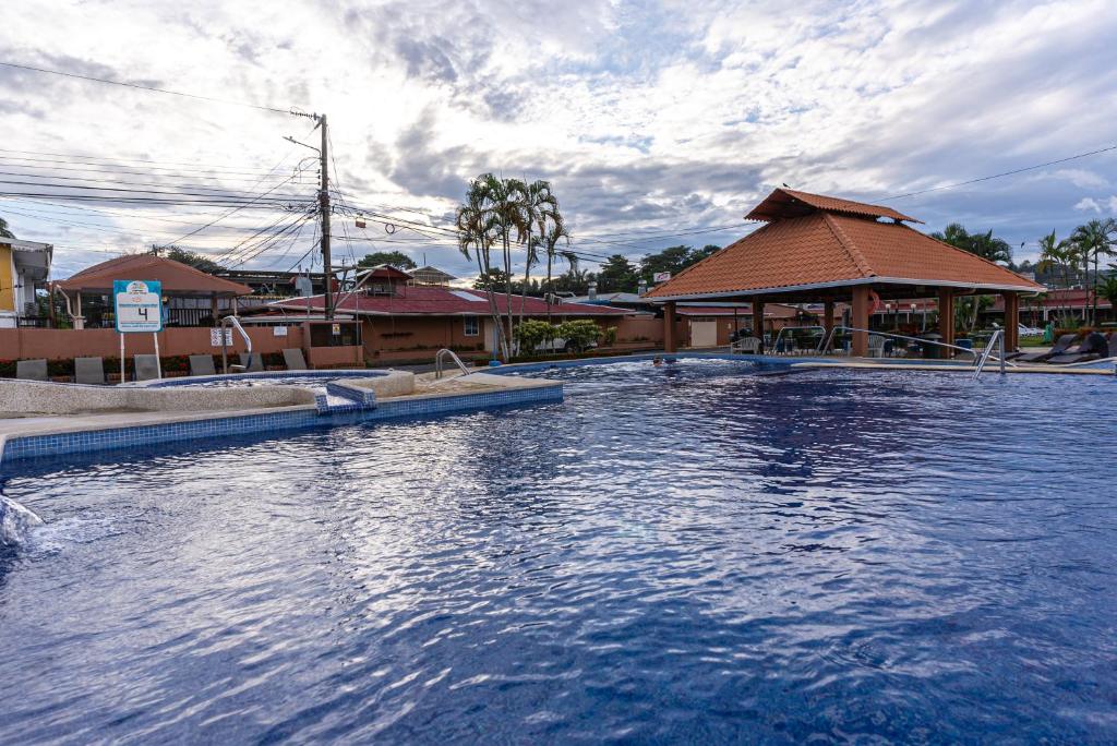 ハコにあるVillas Paraiso B52の建物の前の大きなプール