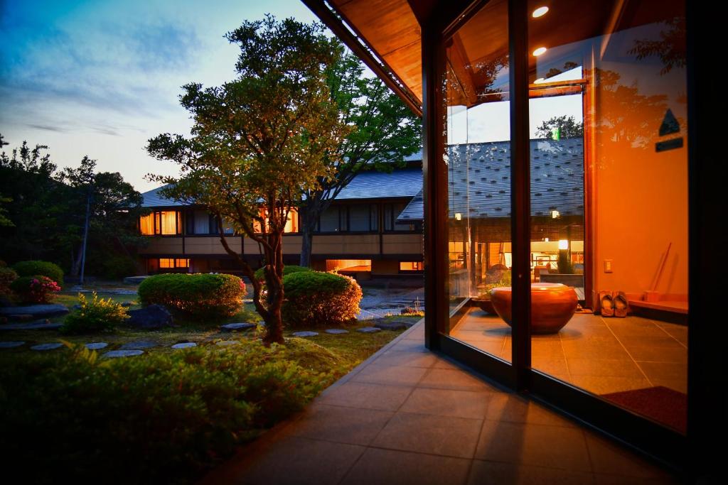 une vue d'un bâtiment depuis l'extérieur d'une porte vitrée dans l'établissement Ryotei Manyou, à Nomi