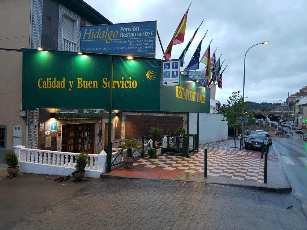 um edifício com um sinal para uma loja de cerveja em Hidalgo em Alcaudete