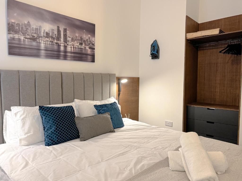 En eller flere senge i et værelse på Central & Modern 2 Bedroom City Apartment