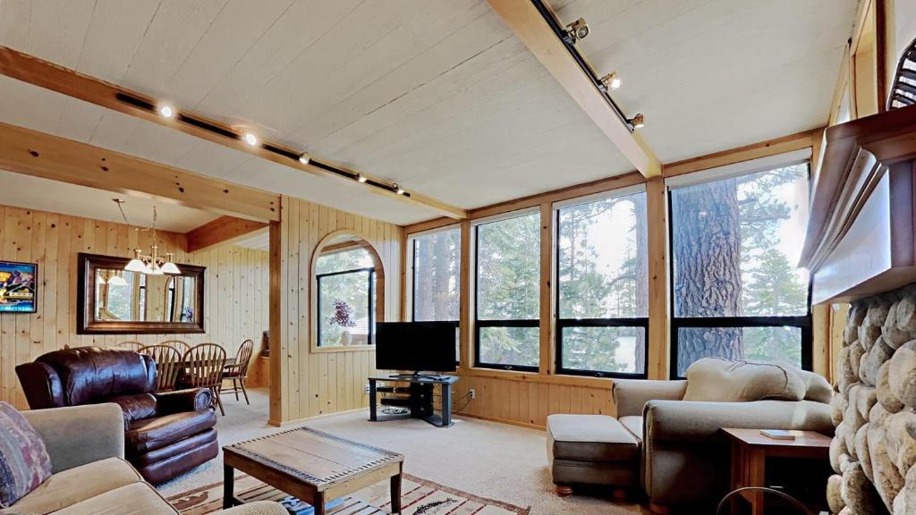 Χώρος καθιστικού στο 2 Bedroom Townhome With Easy Access to Mountain Biking & Lake Activities - Unit 531 at 1849 condo