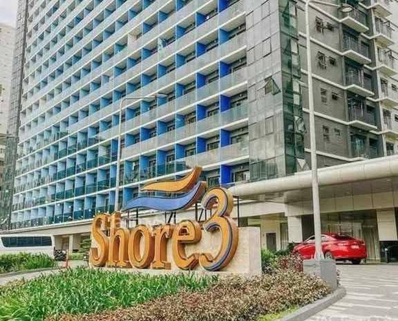 un cartello di fronte a un grande edificio di Aldo Staycation mall of Asia a Manila