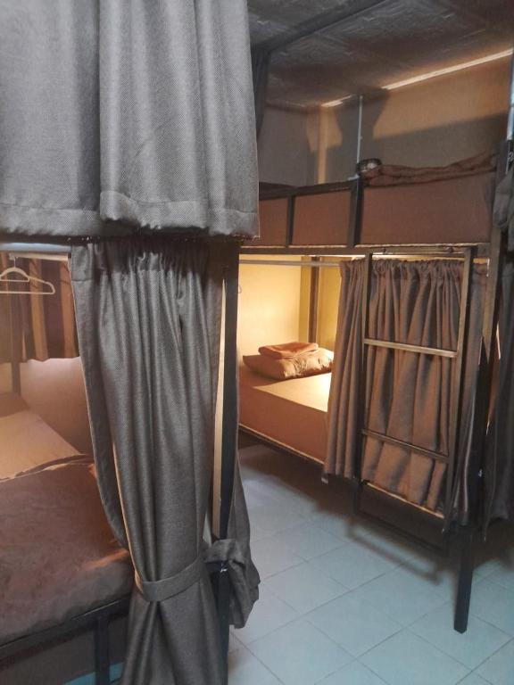 Postel nebo postele na pokoji v ubytování Sharky's Hostel