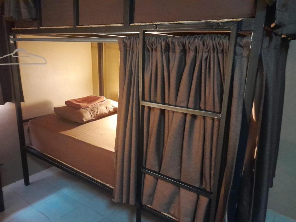 Postel nebo postele na pokoji v ubytování Sharky's Hostel