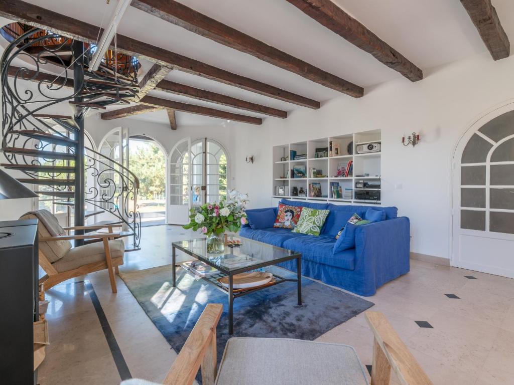 un salon avec un canapé bleu et une table dans l'établissement Villa familiale en bord de mer avec 6 chambres, WiFi, animaux admis, proche Saint-Brevin-l'Océan - FR-1-364-170, à Saint-Brévin-les-Pins