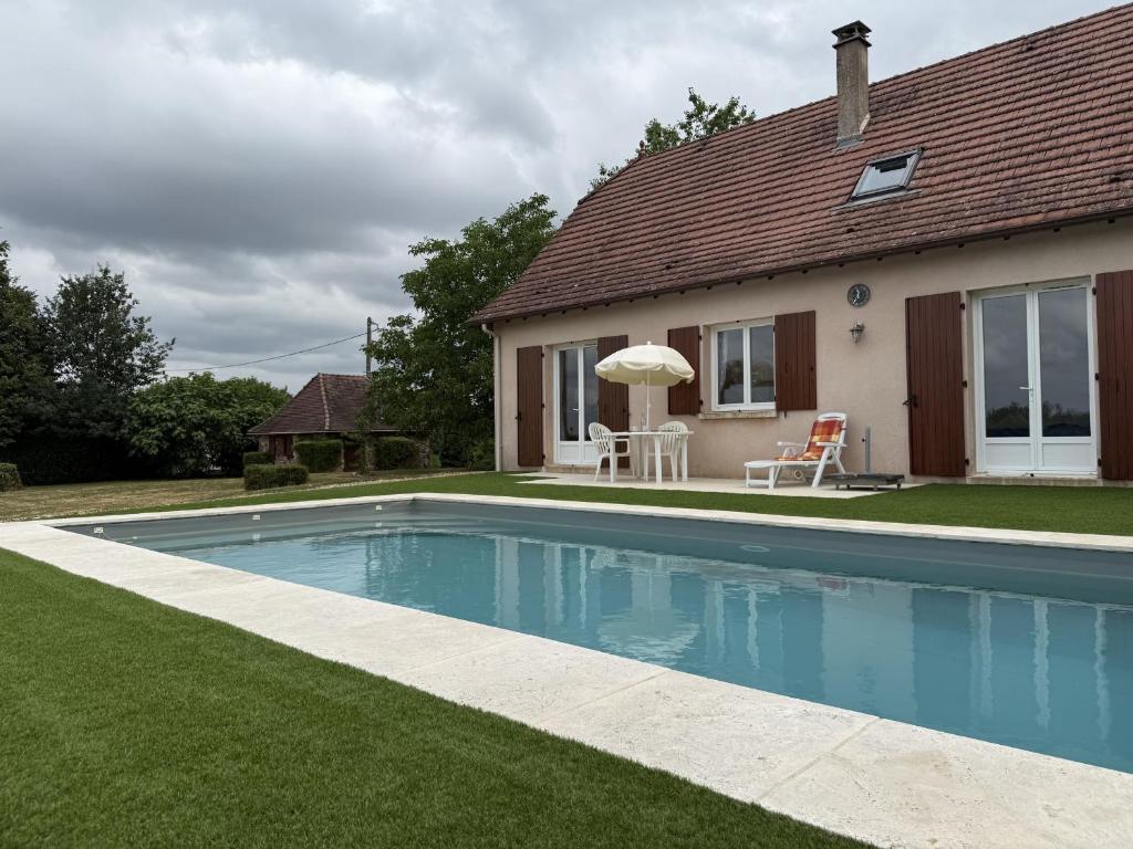 a swimming pool in front of a house at Maison familiale avec piscine privée et animaux admis à Saint-Mesmin - FR-1-839-10 in Saint-Mesmin