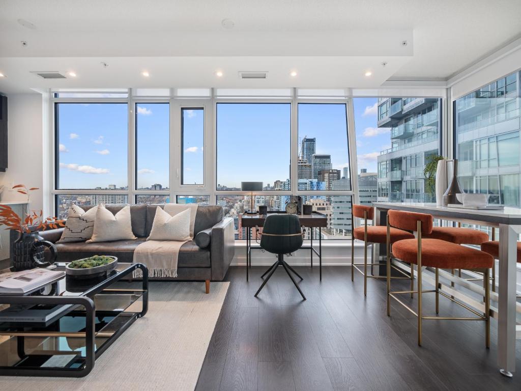 una sala de estar con un sofá y una mesa en Nobu Suites - Toronto's Entertainment District, en Toronto