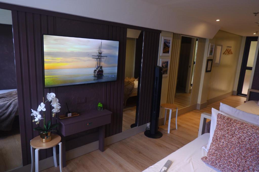 TV a/nebo společenská místnost v ubytování Sunset View Ridge Residences