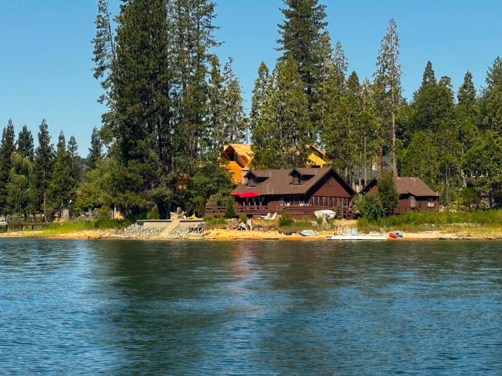 une maison au bord d'un plan d'eau dans l'établissement Wishon Lake Front, Price Reduced, 3day Min, à Bass Lake